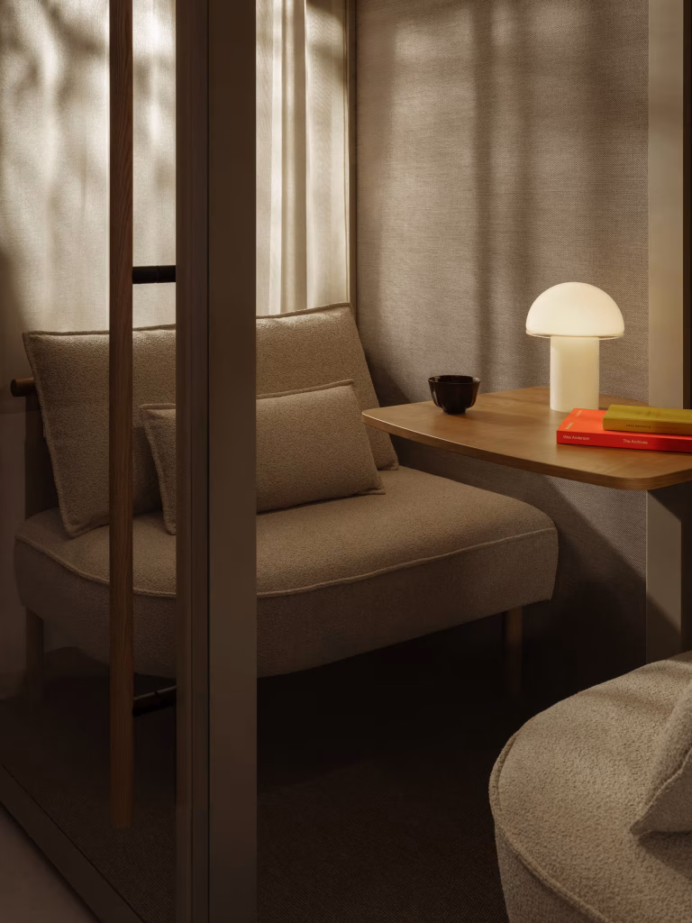 Mødeboks indvendig med bord og lampe