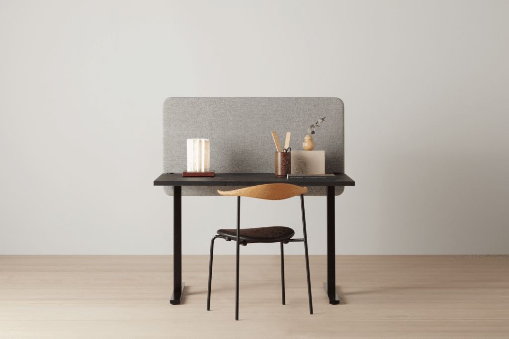 Bordskærm Softline på skrivebord med lampe