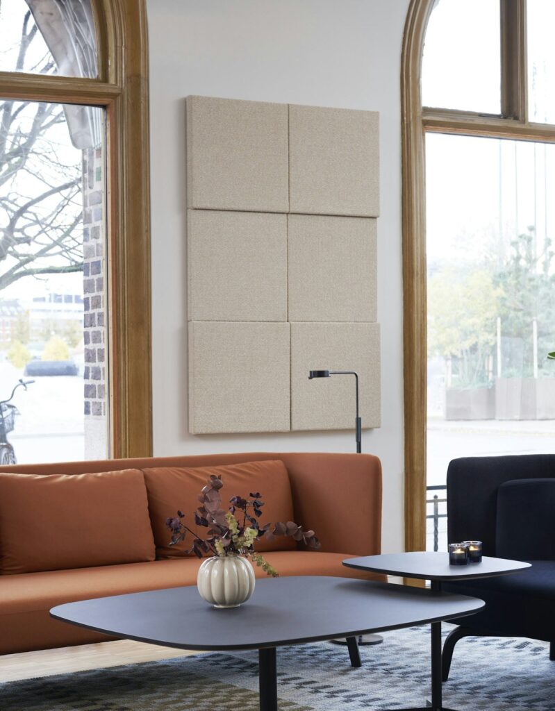 Vægpanel Soneo i beige over sofaer