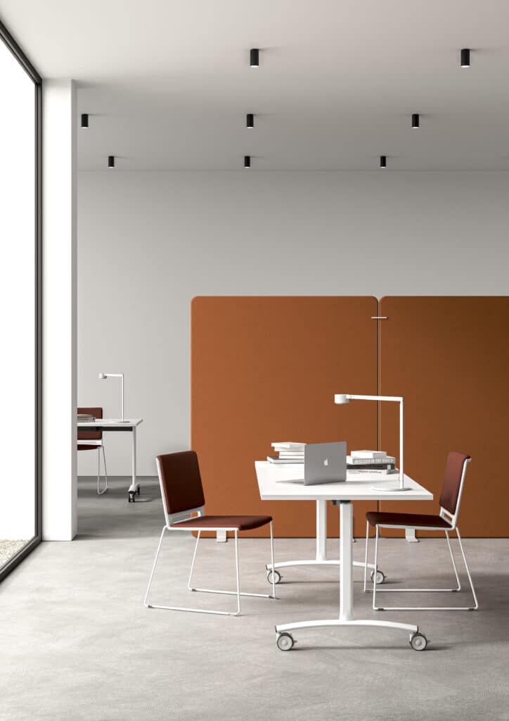 Klapbord Archimede med hvid plade i et lyst kontor