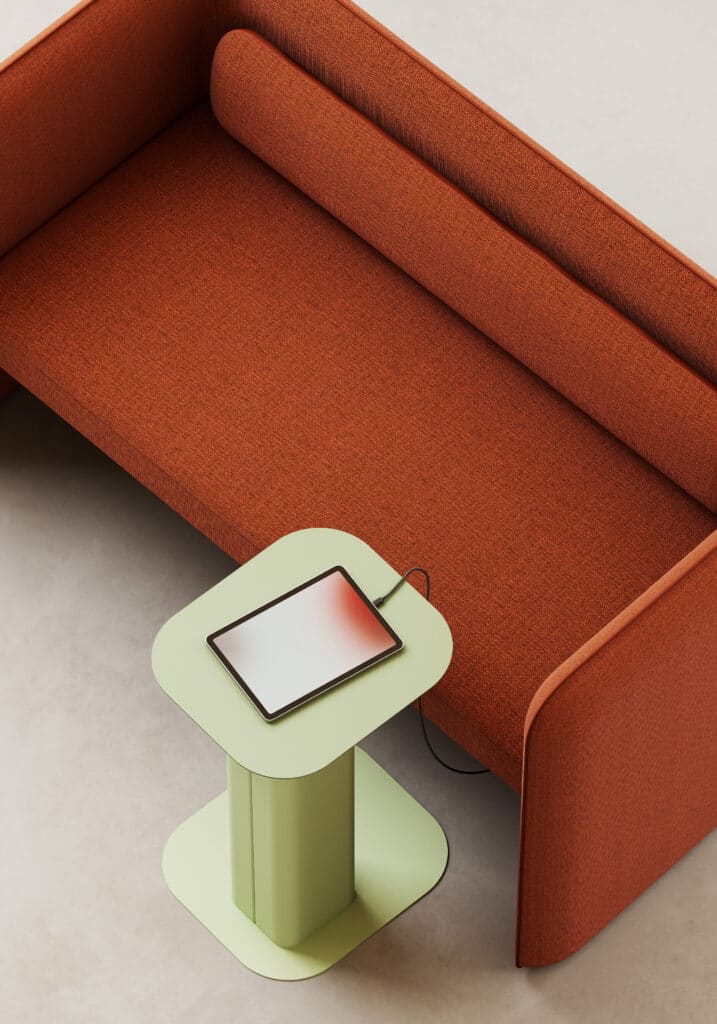 Sofa Kumo detalje i rust med grønt sidebord