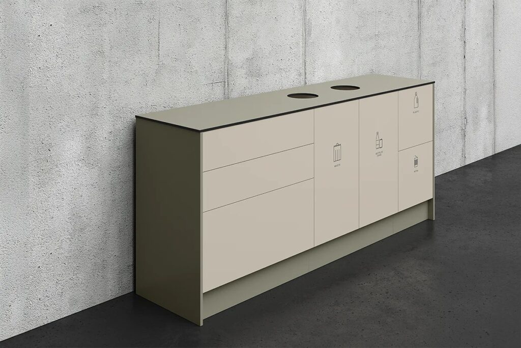 Affaldsskab Space i Olive og beige ved betonvæg