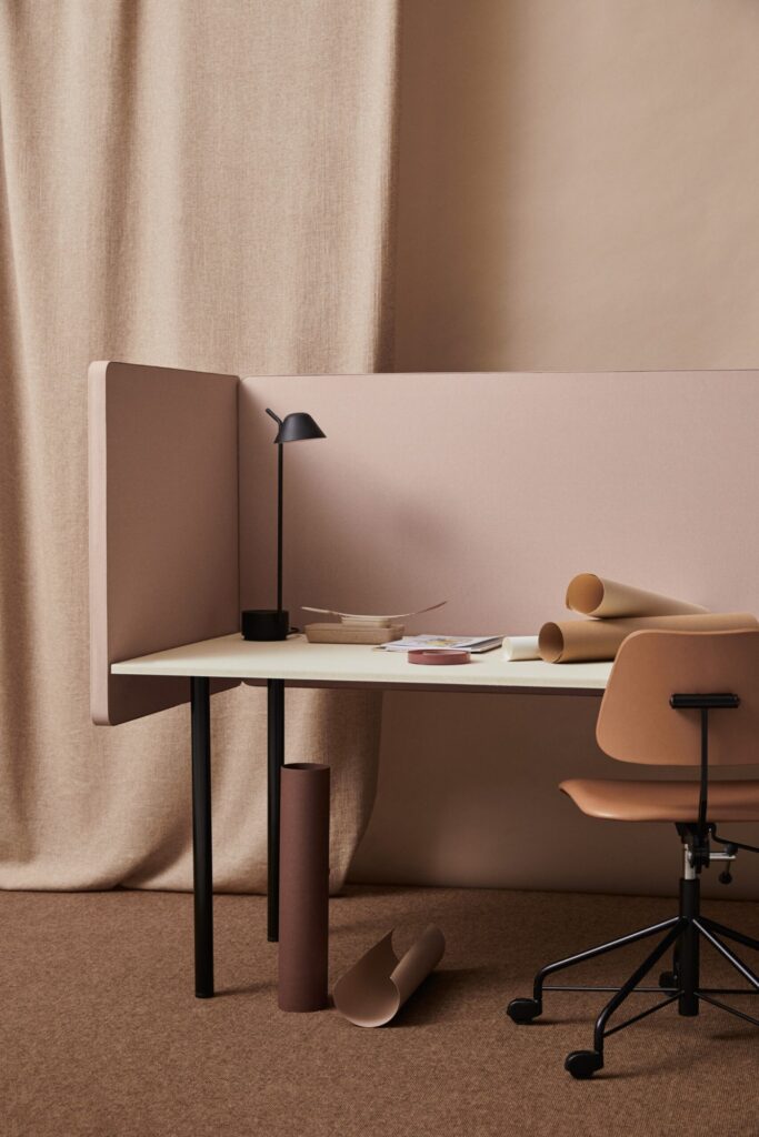 Bordskærm Dezibel i rosa ved skrivebord med lampe
