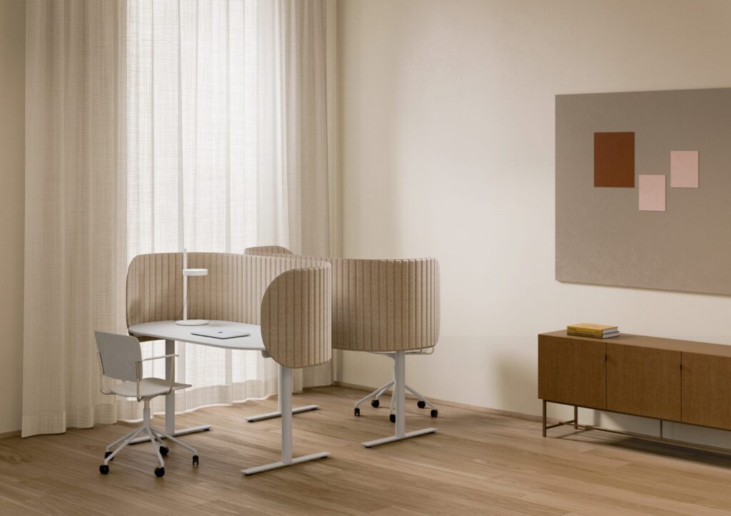 Bordskærm Focus Rounded i beige ved to arbejdspladser