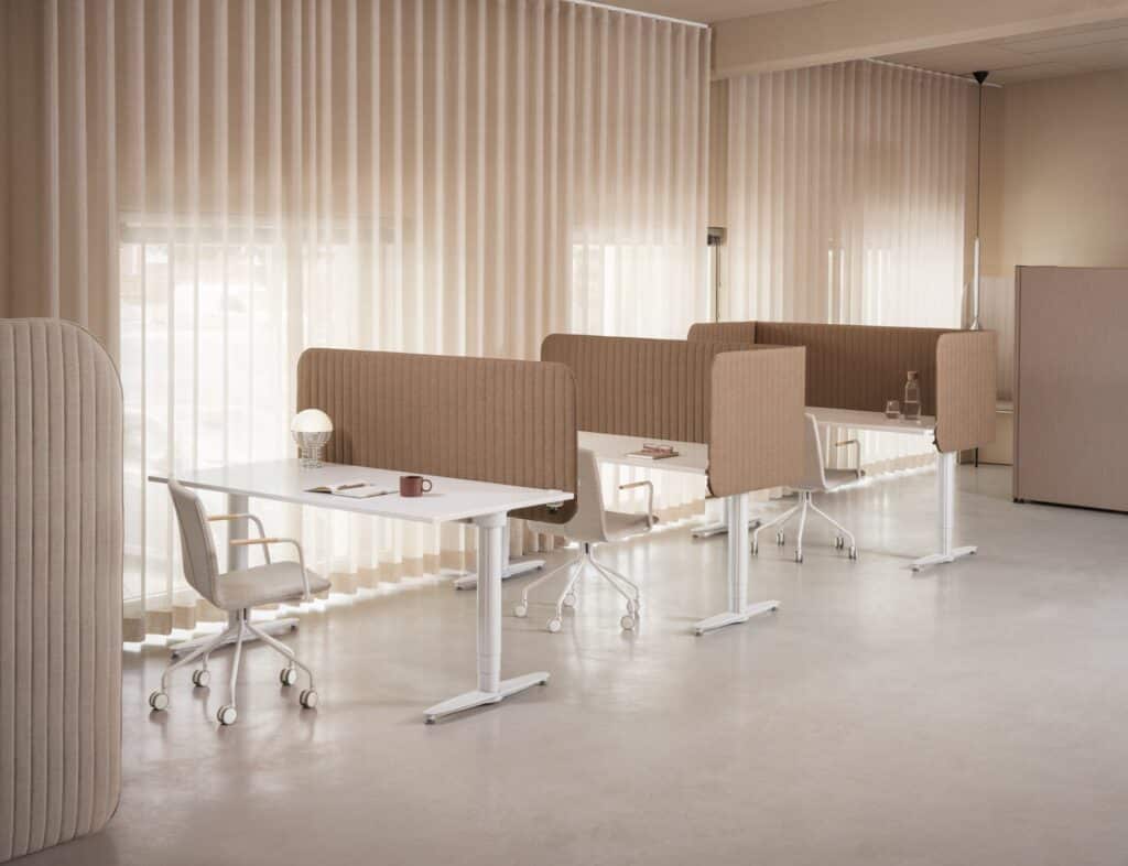 Bordskærm Focus Straight i beige i åbent kontor