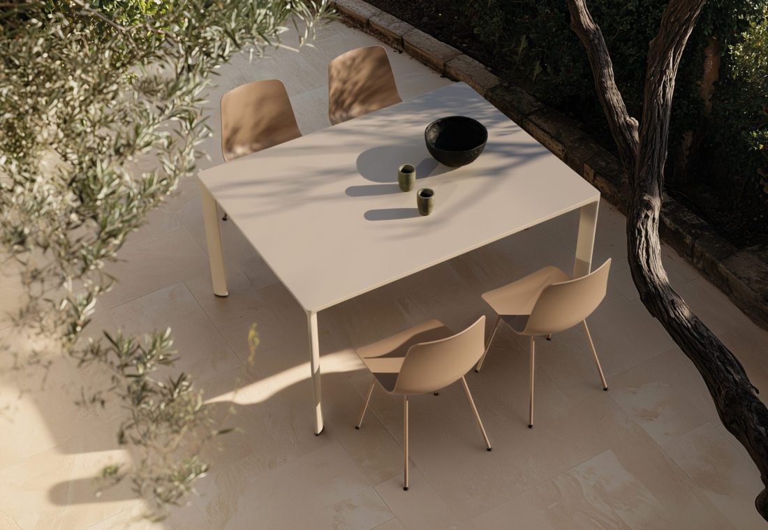 Cafébord Laminar Outdoor med caféstole Varya Outdoor i beige