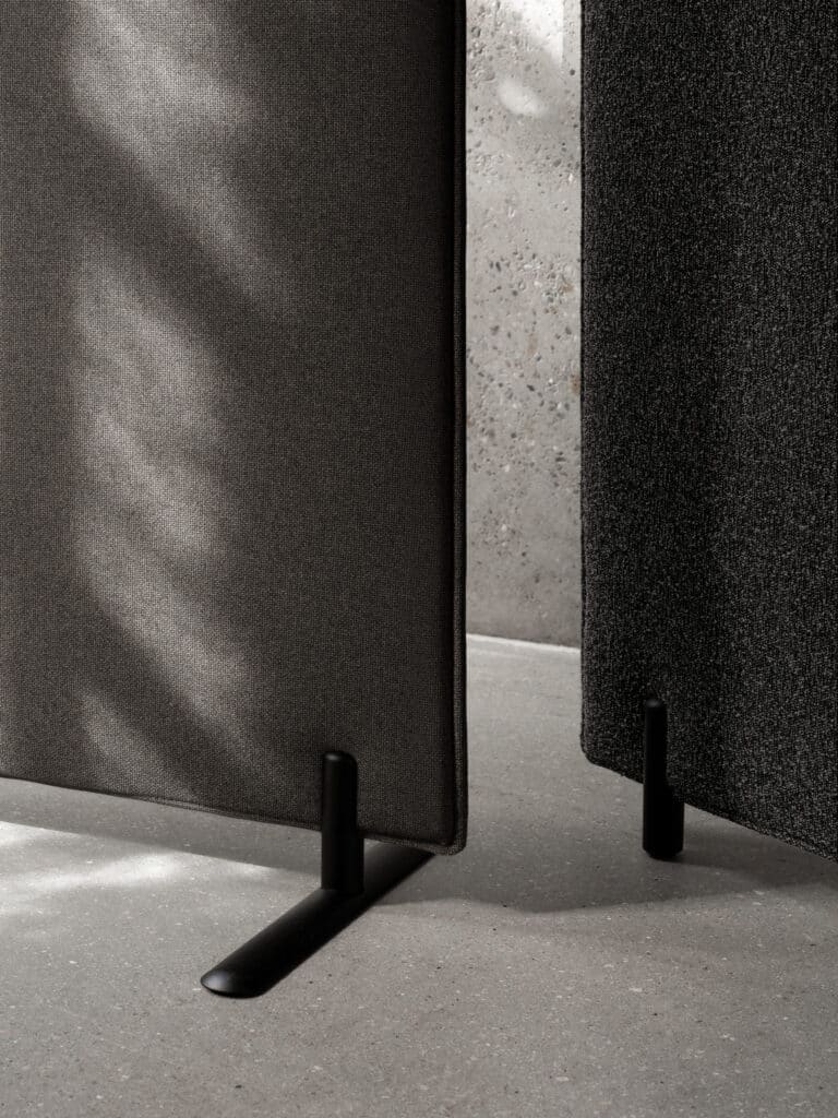 Gulvskærm Hinge i mørkegrå detalje af fod
