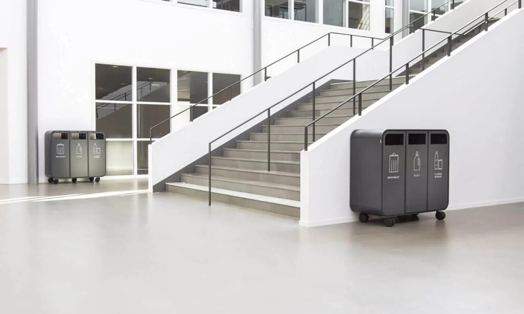 Mobil affaldsstation Cloud i Anthracite ved trappe