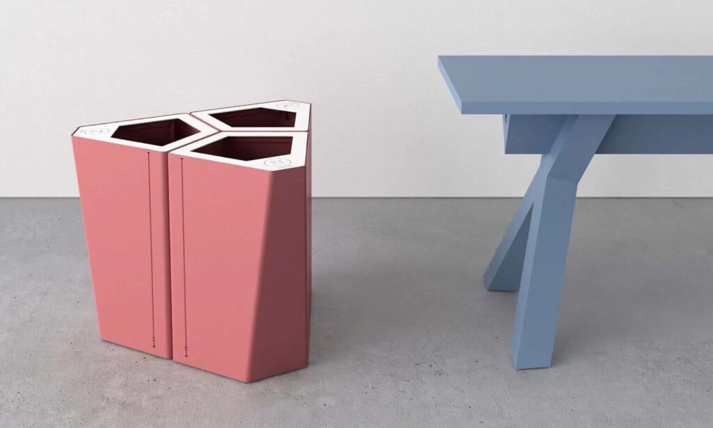 Papirkurv Kite Mini i Old pink ved blå bænk