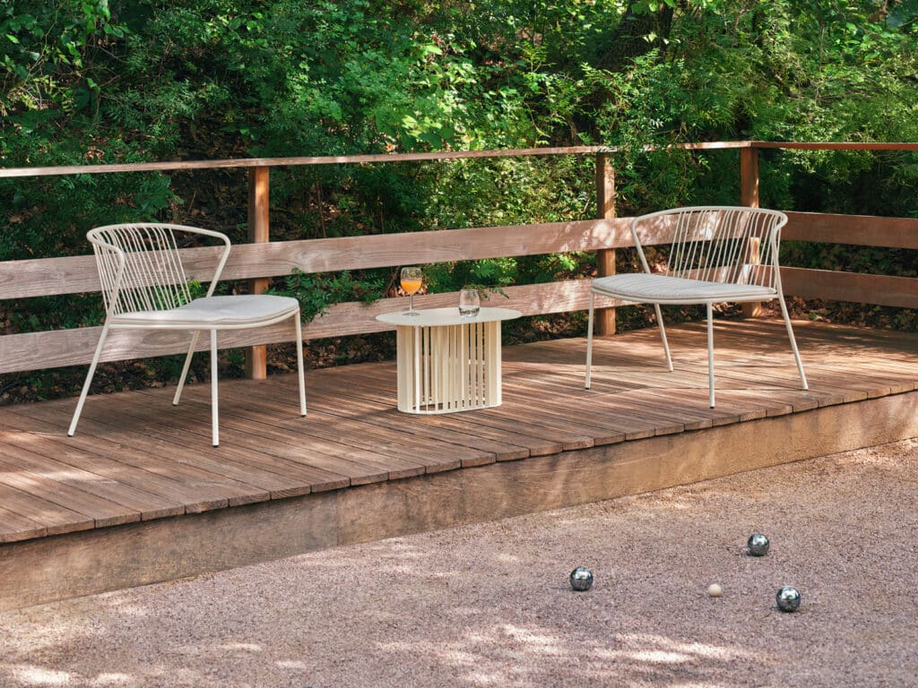 Udendørs lænestol Bris – seating armchair ral1013 cushion al3702 coffee tab