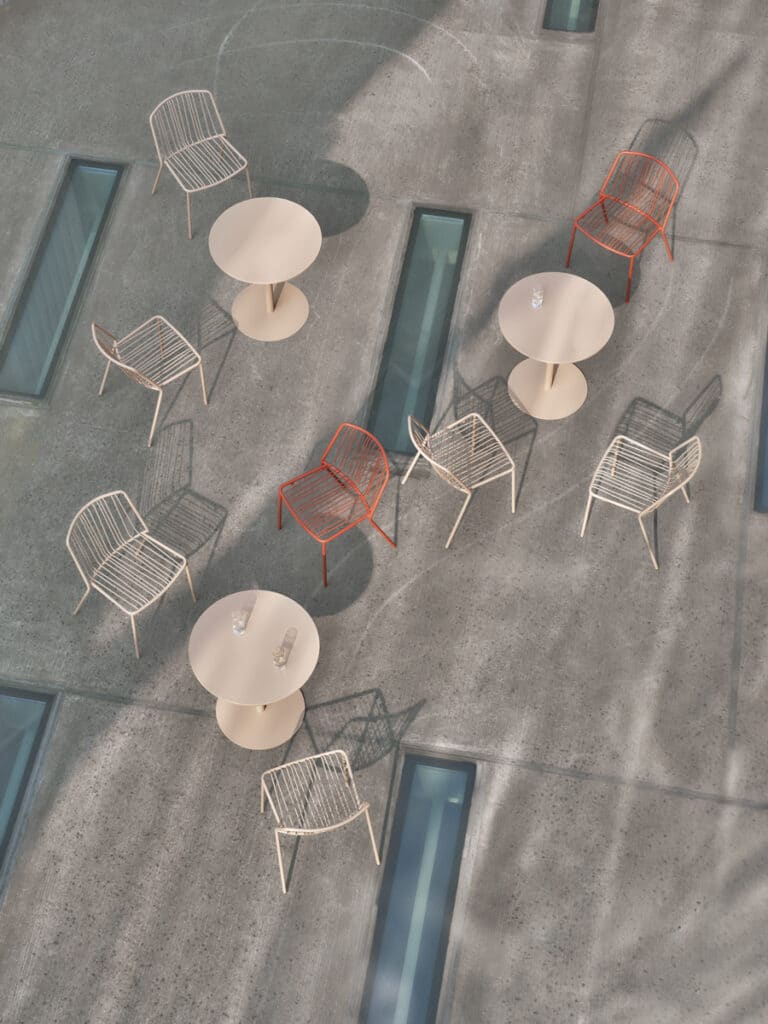 Udendørs cafébord Bolt – seating chair bris ral1019 cafe table ral1019