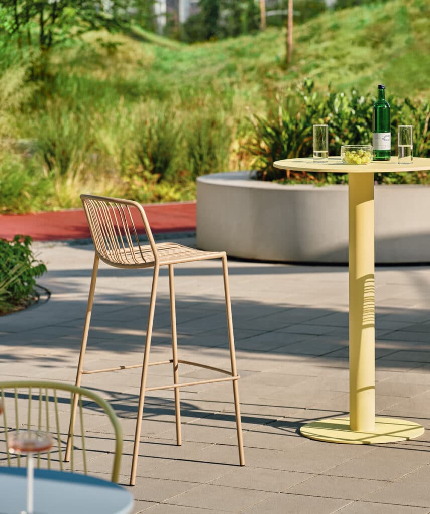Udendørs højbord Bolt – seating outdoor stool bris ral1019b