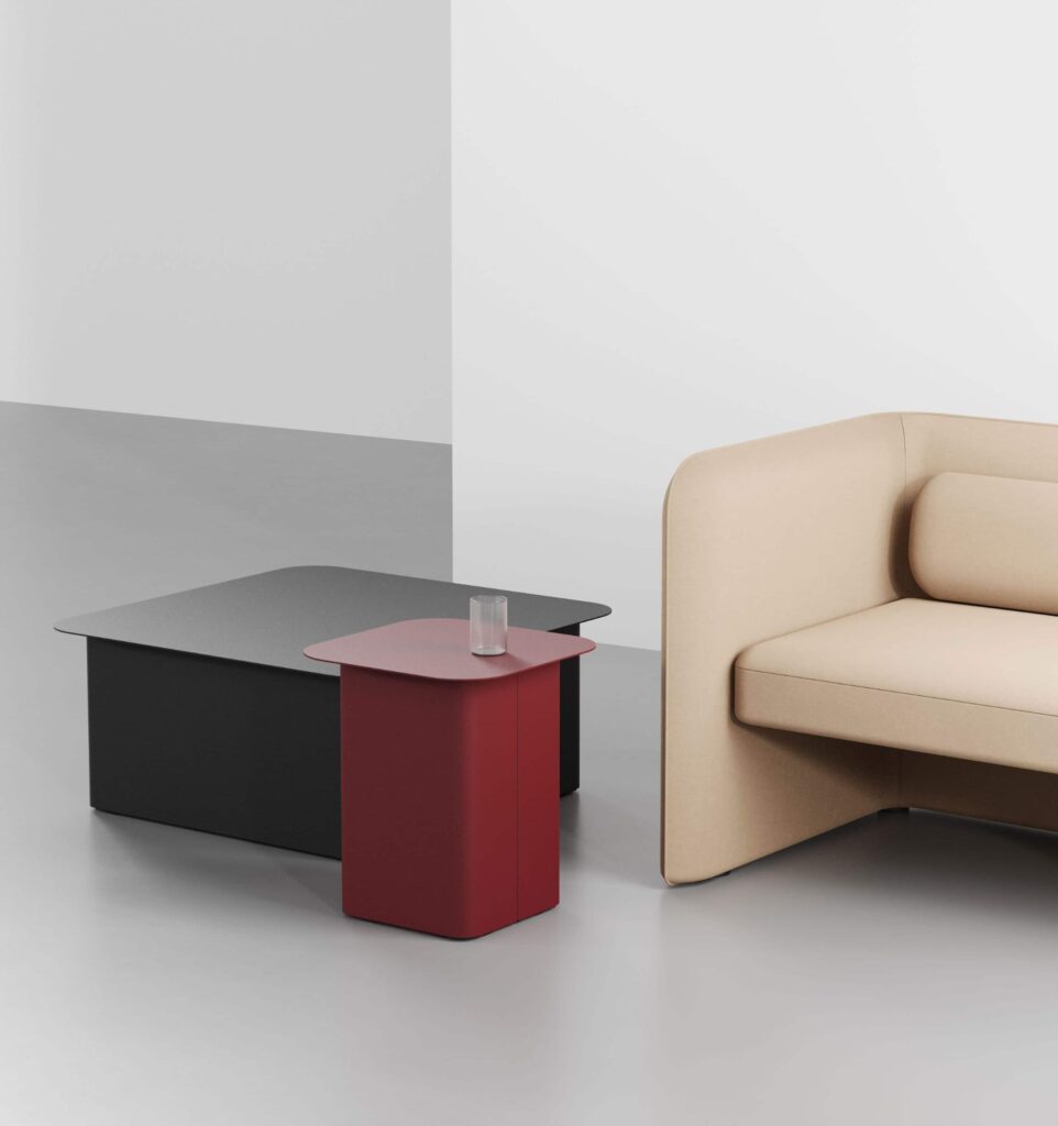 Sofa Kumo DB i rød med loungestol og bord